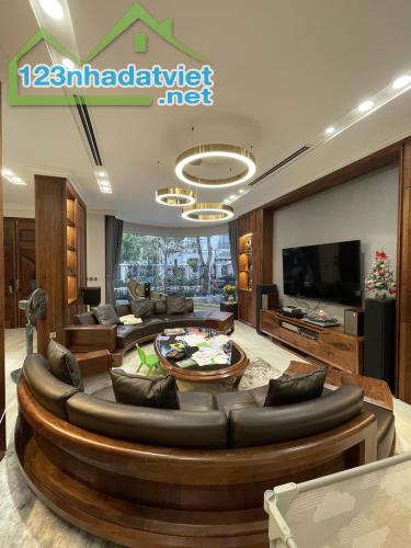 Bán BT Hướng Dương Vinhomes Riverside2 400m x MT 19m, ở VIP, vỉa hè, ô tô, KD giá 135 tỷ.