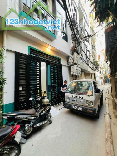 Cách 1 nhà ra mặt phố Lạc Long Quân. Ôtô qua, Vừa ở vừa Kinh Doanh tốt. Sổ 52m*5t, mt 5.5m