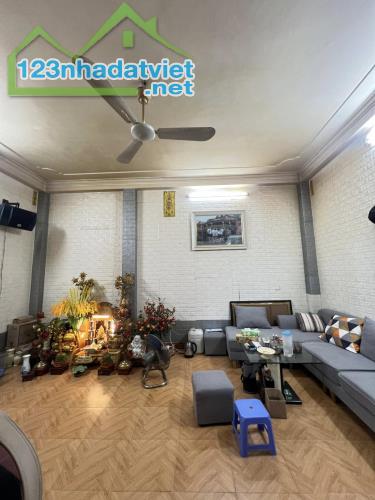 Cách 1 nhà ra mặt phố Lạc Long Quân. Ôtô qua, Vừa ở vừa Kinh Doanh tốt. Sổ 52m*5t, mt 5.5m - 2