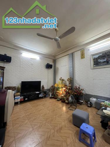Cách 1 nhà ra mặt phố Lạc Long Quân. Ôtô qua, Vừa ở vừa Kinh Doanh tốt. Sổ 52m*5t, mt 5.5m - 3