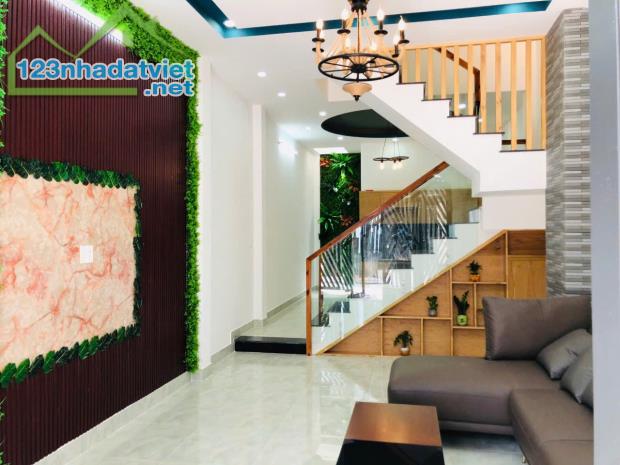 Bán nhà lầu vuông vắn TT Quận 9 DTSD 145m2