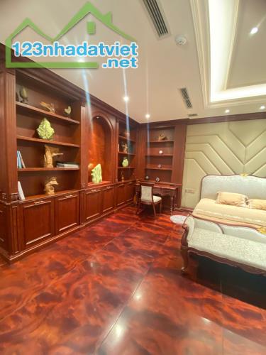 TÔI CẦN BÁN GẤP NHÀ HOÀNG QUỐC VIỆT THÔNG SANG STARLAKE LÔ GÓC 3 MẶT THOÁNG KINH DOANH
