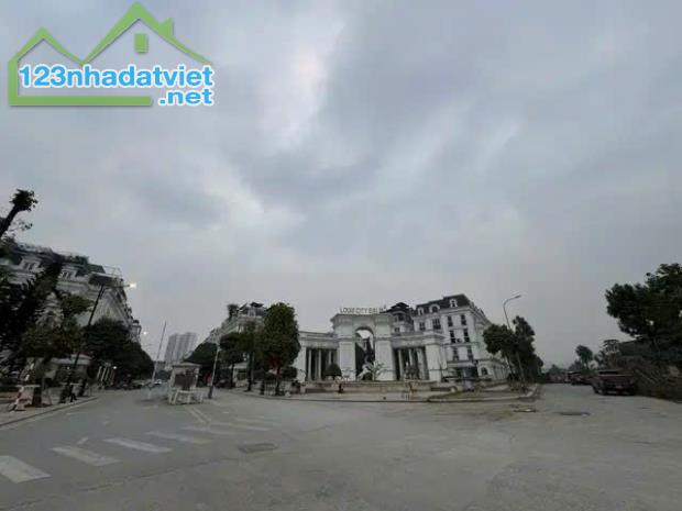 Bán lô góc Louis City, N.T. Liêm. DT 160m x 5,5T. Trục chính, thang máy. Giá 41,7 tỷ. LH: - 2