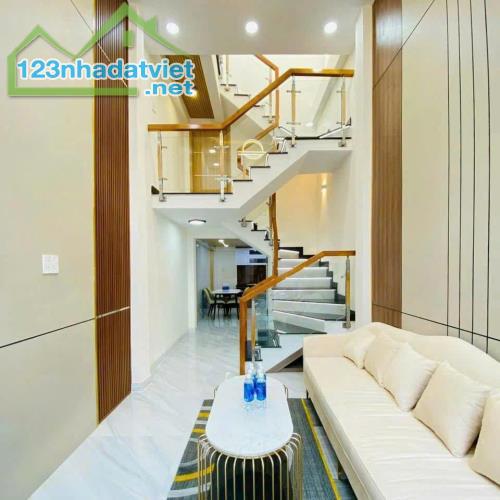 *Hàng ngon giá ngộp, gần 40M2, 2 tầng, Huỳnh Tấn Phát. Quận 7, chỉ 3.9T