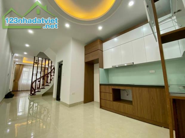 + Nhà phố Hoàng Như Tiếp - 550m tới BV Tâm Anh - Ô tô vào nhà - 50m2*5T*4m, 3 ngủ - 2