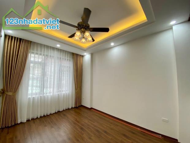 + Nhà phố Hoàng Như Tiếp - 550m tới BV Tâm Anh - Ô tô vào nhà - 50m2*5T*4m, 3 ngủ - 4