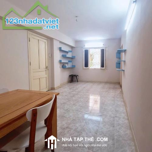 BÁN NHÀ TẬP THỂ HÀNG VÔI - HOÀN KIẾM - DIỆN TÍCH 60M2 - GIÁ 5.8 TỶ - HOMESTAY DOANH THU 40 - 3