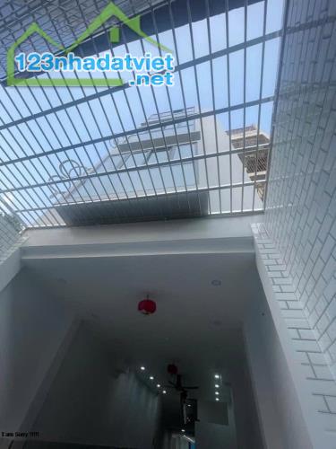 Tòa nhà hầm 6 tầng (900m2 sàn) Lam Sơn, Tân Bình. DT 8x25m. PCCC chuẩn. HDT 120 triệu. Giá