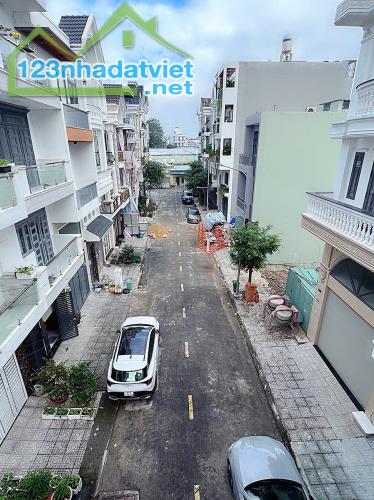 BÁN NH.À  🏘️ LÊ VĂN KHƯƠNG - KHU NHÀ GIÀU - Q12 - SÁT VÁCH GÒ VẤP - HẺM OTO TỚI NHÀ ❗4Tần - 2