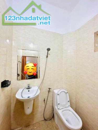 Bán căn hộ tập thể Thái Hà Đống Đa, 60m2, 2 ngủ, vị trí trung tâm, sổ riêng, 2 tỷ 390 - 4