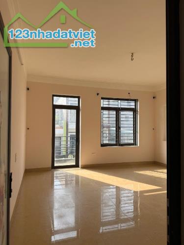 Mặt Phố Kinh Doanh-Nhà 3 Tầng-DT 107M²-MT 4,55M-Gã Ba Xay Xát-Cao Lỗ-Uy Nỗ-Đông Anh