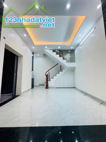 NHÀ LÁNG 32M2 X 5 TẦNG - 6.5 TỶ - VỊ TRÍ ĐẮC ĐỊA - KINH DOANH TUYỆT VỜI