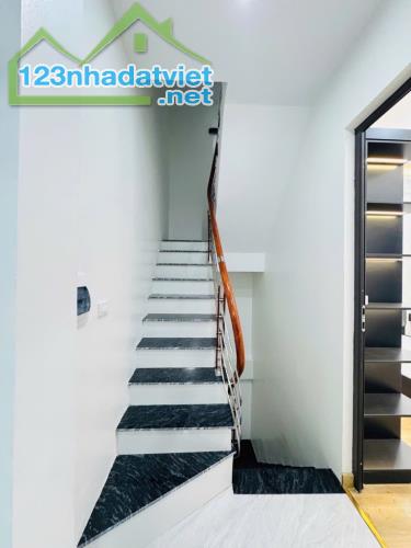 NHÀ LÁNG 32M2 X 5 TẦNG - 6.5 TỶ - VỊ TRÍ ĐẮC ĐỊA - KINH DOANH TUYỆT VỜI - 3