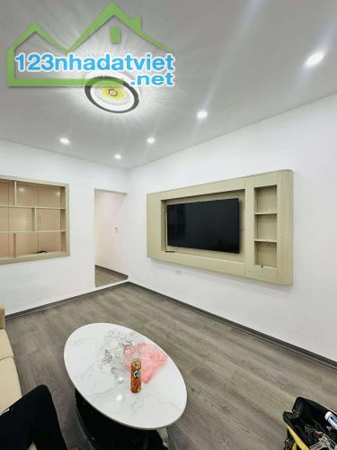 Bán nhà tập thể 60m2 Phương Mai-Đống Đa, 2 ngủ, nội thất đẹp, ô tô cạnh nhà. Giá 2,76 tỷ - 1