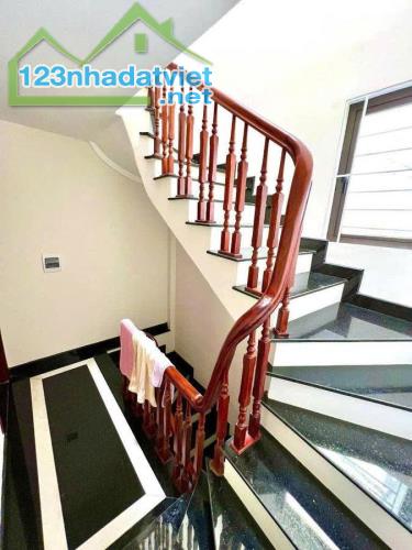 Đường Láng, Đống Đa - Gần Phố - Dân Xây - 2 Thoáng - Full Tiện Ích - 38m*5T. Chỉ 7.69 Tỷ.