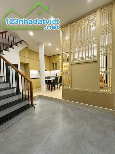 Bán gấp nhà phố Minh Khai 35m2, MT5m, 4 tầng Lô góc, ô tô đỗ cửa, cách mặt phố 20m, 6.x tỷ