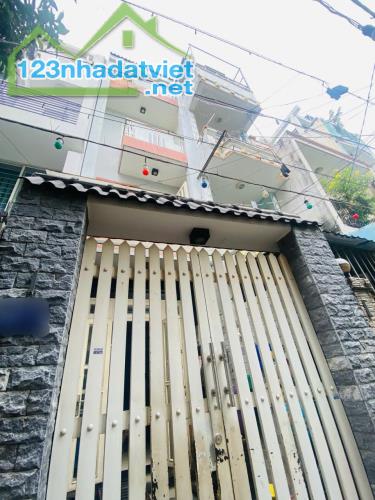 Bán gấp nhà 4 tầng, DT 46m2, vài bước chân qua quận 1, khu dân trí.