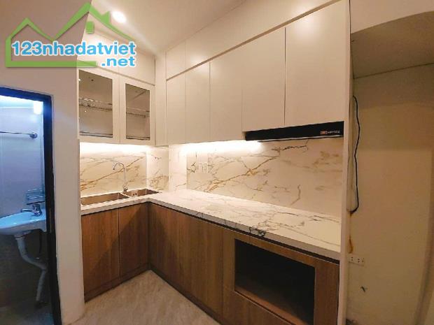 ĐÁNG CHÚ Ý! ĐANG BÁN nhà riêng phố Tam Trinh, DT 35m2 x 5 tầng. View hồ. Nội Thất Cao Cấp - 2