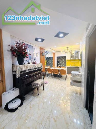 NHÀ 5 TẦNG - HẺM 12M ÔTÔ TRÁNH NHAU - VỈA HÈ 2 BÊN ĐƯỜNG PHẠM VĂN CHIÊU. P14 .GV + DT 70M - 3