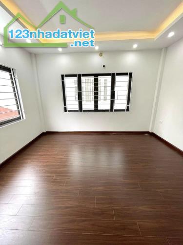 Bán nhà Long Biên 40m2 5 tầng 5 Tỷ ngõ nông ô tô gần