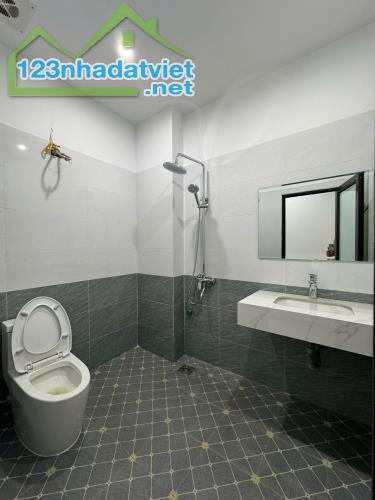 NHỈNH 3 TỶ CÓ NHÀ 5T*34M2.NGAY MẶT NGÕ THÔNG,Ô TÔ ĐỖ CỬA.GẦN KĐT ĐÔ NGHĨA, B.VIỆN NHI - 5