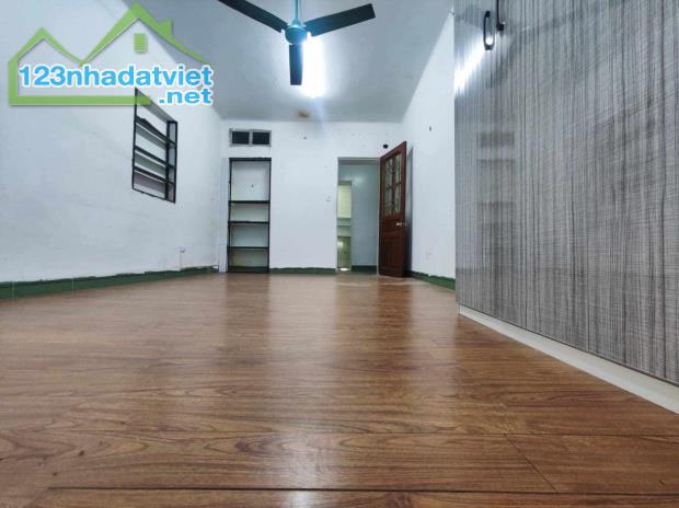 Cho thuê tập thể Hoàng Hoa Thám, Ba Đình 52m2, 1 ngủ, khách rộng 6.5 triệu