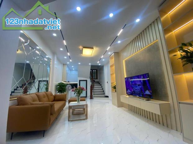 HIẾM! BÁN NHÀ HÀO NAM, KHU VIP PHÂN LÔ Ô TÔ TRÁNH - 6 TẦNG DT 40M2, MT 4.2M, GIÁ 10 TỶ