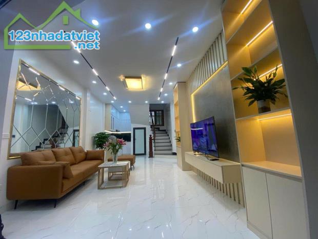 HIẾM! BÁN NHÀ HÀO NAM, KHU VIP PHÂN LÔ Ô TÔ TRÁNH - 6 TẦNG DT 40M2, MT 4.2M, GIÁ 10 TỶ - 2