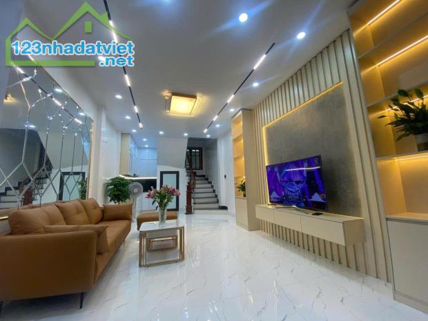 HIẾM! BÁN NHÀ HÀO NAM, KHU VIP PHÂN LÔ Ô TÔ TRÁNH - 6 TẦNG DT 40M2, MT 4.2M, GIÁ 10 TỶ - 3