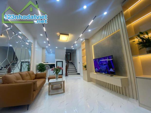 HIẾM! BÁN NHÀ HÀO NAM, KHU VIP PHÂN LÔ Ô TÔ TRÁNH - 6 TẦNG DT 40M2, MT 4.2M, GIÁ 10 TỶ - 4