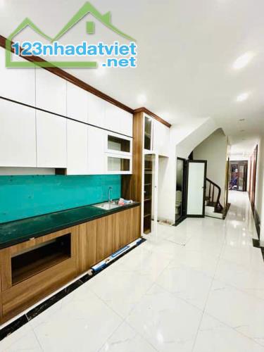 NHÀ TỨ LIÊN - NGÕ BA GÁC - BA BƯỚC CHÂN RA ĐƯỜNG Ô TÔ TRÁNH NHAU