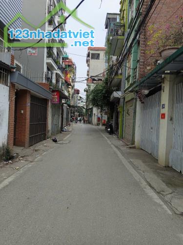 NHÀ TỨ LIÊN - NGÕ BA GÁC - BA BƯỚC CHÂN RA ĐƯỜNG Ô TÔ TRÁNH NHAU - 2