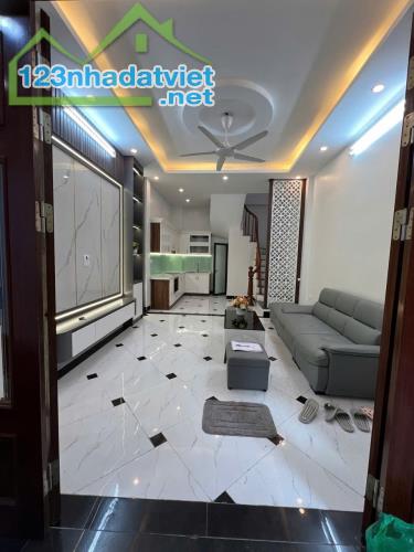 Đại Mỗ, gần ô tô tránh, nhà đẹp, full nội thất, 40m2 , 4T, nhỉnh 6 tỷ.