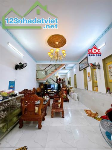 NP1102 nhà 2 lầu mái thái. với mặt tiền đường lớn thuận tiện ở kết hợp kinh doanh