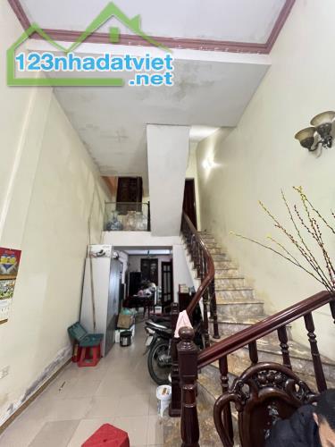 BÁN NHÀ TRUNG KÍNH, CẦU GIẤY, Ô CHỜ THANG MÁY, DT 60m2, 4 TẦNG, MT 4m, GIÁ 16,3 TỶ