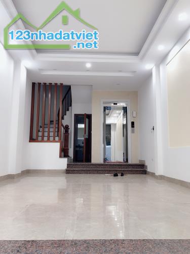 Nhà Miêu Nha,Tây Mỗ,Từ Liêm 35m2x6T mới tinh,thang máy,lô góc,oto ngủ trong nhà 6,6 tỷ