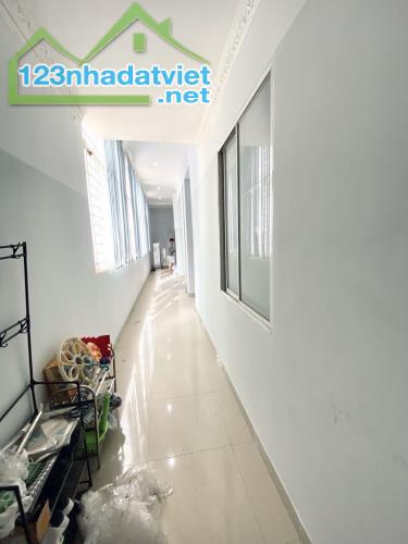 BÁN NHÀ HXT Nguyến Sơn, Tân Phú 2 tầng 106m2 (5,3x20). Nhà đẹp ở ngay. Giá chỉ 11,2 tỷ. - 3