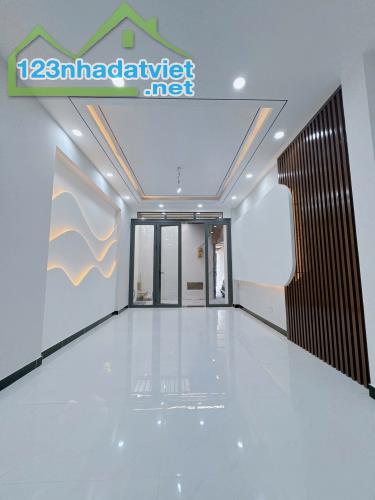 Bán nhà 2 lầu đúc, 65m2 đất, MT nhánh Dương Bá Trạc, P1 Q8