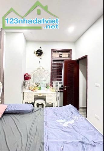 Cho thuê nhà nguyên ngõ 143 Nguyễn Chính, 5m ra ô tô, 9 triệu, 40m2, 3 tầng, 2 ngủ, vào - 2