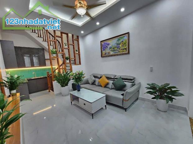 #Đinh_Công_Thượng Hoàng Mai 40m2, 5 tầng , mặt tiền 4,4m, Ô tô đỗ cổng , full nội thất