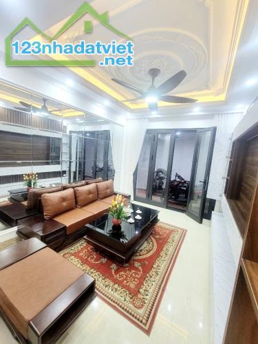 Cầu Giấy nhà đẹp 32m2, 5T  kd, ô tô , full nt, sổ vuông đẹp 7 tỷ hơn.