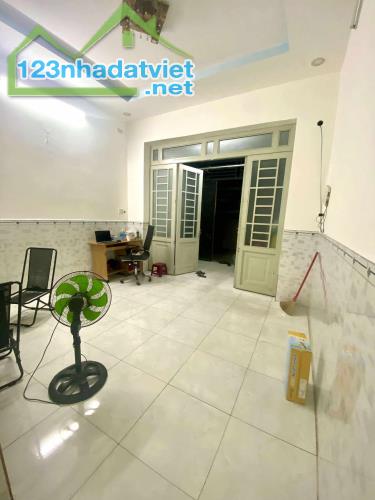 Bán nhà🏘️ C4  hiệp Thành 17 - hẻm xe hơi tới nhà - Quận 12 Đang cho thuê 5triệu.  - 52m2( - 2