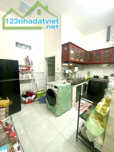 Bán nhà🏘️ C4  hiệp Thành 17 - hẻm xe hơi tới nhà - Quận 12 Đang cho thuê 5triệu.  - 52m2( - 5