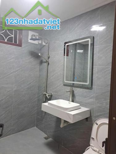 Cho thuê nhà ngõ ba gác phố Cầu Giấy, quận Cầu Giấy 45m x 4 tầng, giá 15tr/tháng