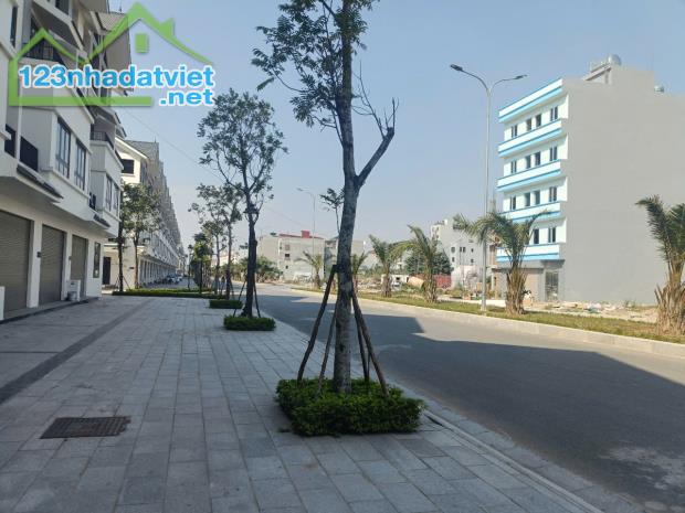 DV Lai Xá 115m2- MT khủng 8.2m, đường đôi 30m, giá 20tỷ - 2