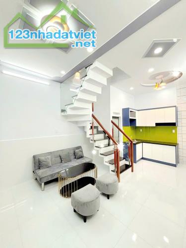 NHÀ MỚI DỌN VÔ Ở NGAY GIÁP TÂN PHÚ --24M2--2 TẦNG