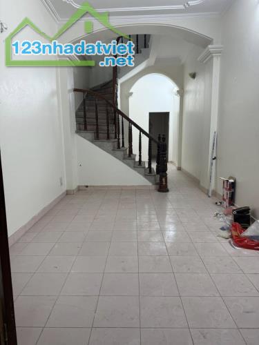 Bán nhà Giải phóng- Phân lô, ngõ 4.5m, OTO đậu đỗ, dân xây 2 thoáng. - 4