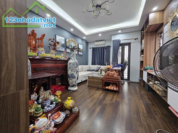 Mê ly! Bán nhà Ngọc Thụy 7 tỷ hơn - Ô tô tránh - Căn góc 40m2*5T - Sát chợ NT - 3