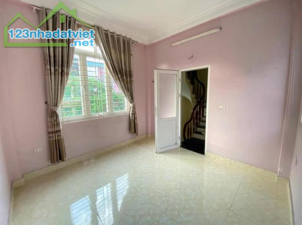 SIÊU PHẨM KIM GIANG 35M2 4 TẦNG Ô TÔ ĐỖ CẠNH NHÀ - CẠNH HỒ,MẶT SAU VIEW SÂN CHƠI CHỈ 5.55T - 5