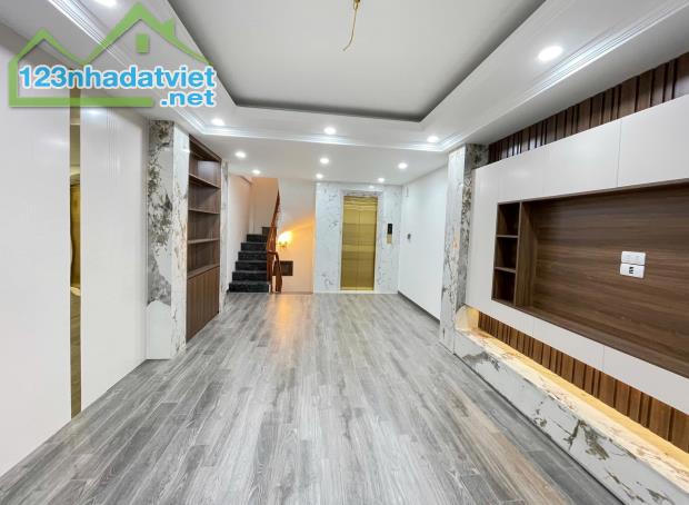 PHÂN LÔ THỊNH LIỆT - THANG MÁY - Ô TÔ - NHÀ XÂY MỚI CỨNG - ĐẦY ĐỦ NỘI THẤT - 43m² 7T 12.2T - 5